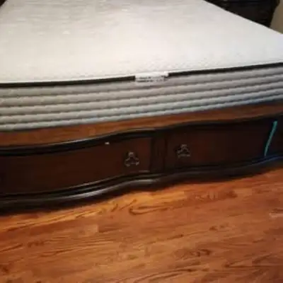 Medium firm very comfy king size Mattress and Box spring for sale Excellent condition no rip no stai...