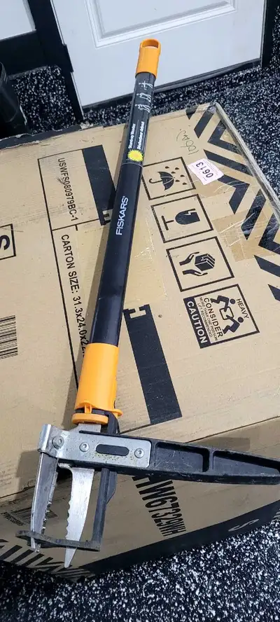 Fiskars weed puller in great condition. $25