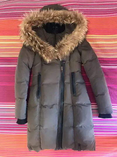Veste chaude en bon état. Usures normales (cf. photos). Je la vends à regret car devenue trop petite...