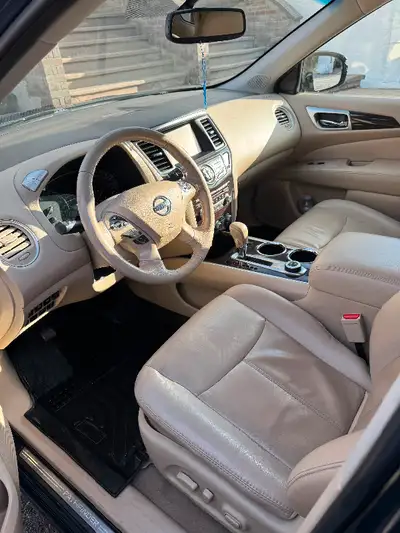Nissan Pathfinder Platinum 2015, very clean , engine and transmission works perfectly. 7700$ (négoci...
