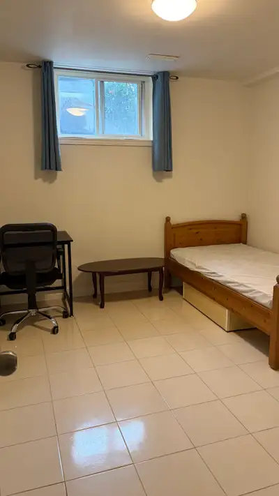 BRIGHT AND CLEAN PRIVATE ROOM. QUIET AREA PRIVATE ENTRANCE. PREFER STUDENT OR WORKING MALE $675/MONT...