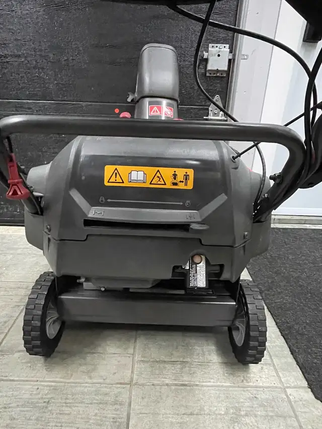 Souffleuse Husqvarna ST151 in Snowblowers in Laval / North Shore - Image 6