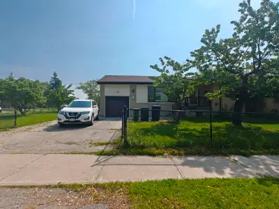 Lawrence/kennedy 3 bedroom bungalow main floor