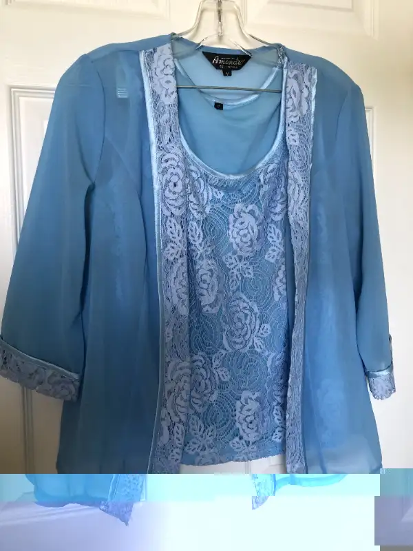 DELICATE Girls’/Young ladies’ BLUE TOP AND JACKET in Women's - Tops & Outerwear in City of Toronto - Image 3