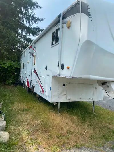 Serious Inquiries Only! Located in Nanaimo Very Large 38ft Converted Fifth Wheel – Ideal for Land Se...