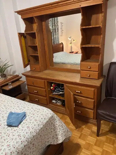 Je vends un ensemble de chambre antique comprenant des bureaux et des tables de chevet, parfaits pou...