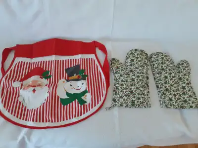 christmas apron and oven mits never used, View more