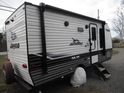 Very good condition- solar panel on roof-on demand hot water-power awning-air-heat-stove-large refri...