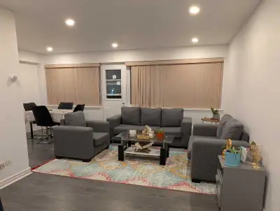 Spacieux 3 ½ Très Lumineux – Secteur Rockland/REM – Libre le 1er mars Loyer : 1350 $ / mois Inclusio...