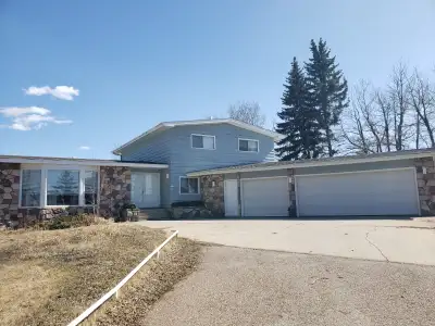 Bathrooms 3 Bedrooms 3 Size (sqft) 2,600 sqft Description Approximately 2600 square foot home for sa...