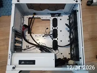 Corsair 570X RGB ATX Mid-Tower Case+ Gigabyte P650B power supply in System Components in City of Toronto - Image 8