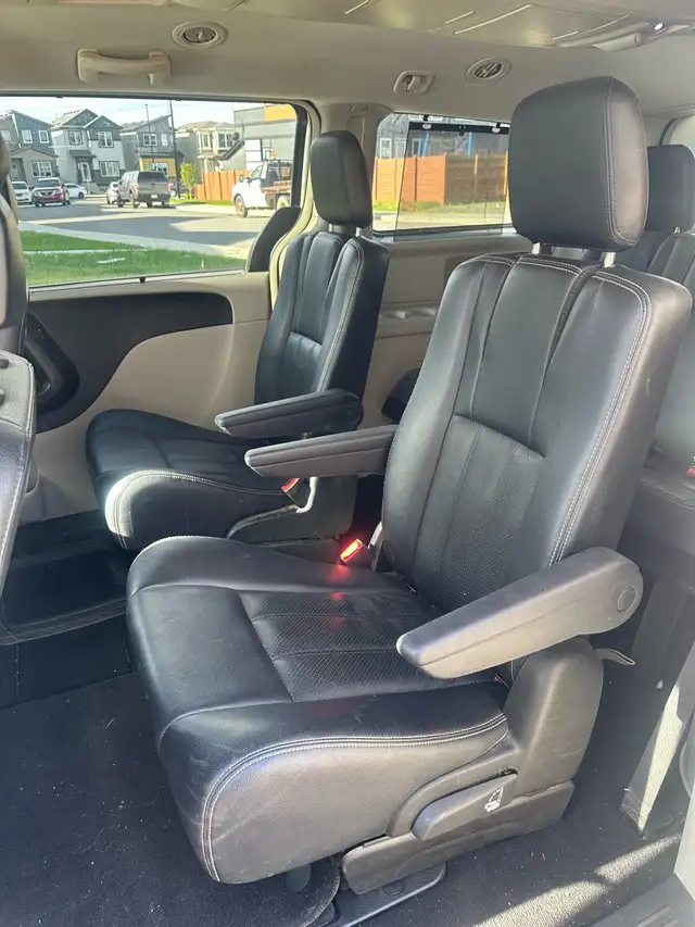 2013 Chrysler Town & Country  in Cars & Trucks in Edmonton - Image 9
