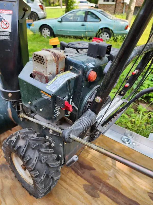 Gas Snow Blower Tecumseh Engine Electric & Pull Start New Tires in Snowblowers in Windsor Region - Image 5