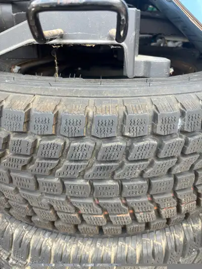 Selling 1 winter tire like brand new Yokohama Geolander 235/70/16