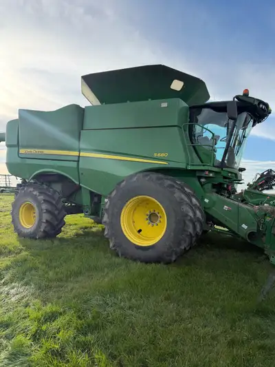 2017 John Deere s680 combine With 615 pickup header 2272 engine hours 1726 threshing hours Rear whee...