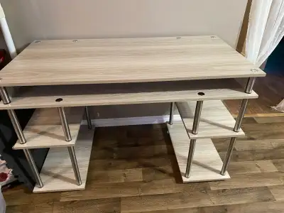 bureau de travail en très bonne état, View more