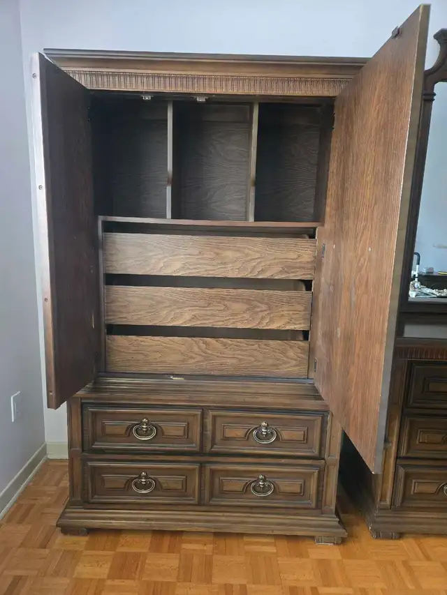 Ensemble de chambre a coucher in Dressers & Wardrobes in City of Montréal - Image 5