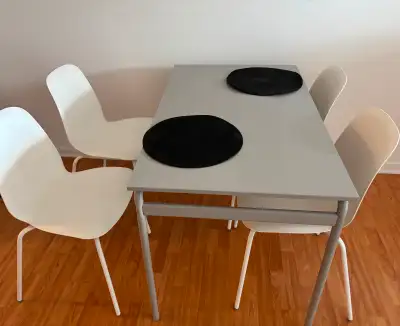 Bonjour, je vends cette table et ces 4 chaises encore comme neufs. Acheté à IKEA Dispo à partir du m...