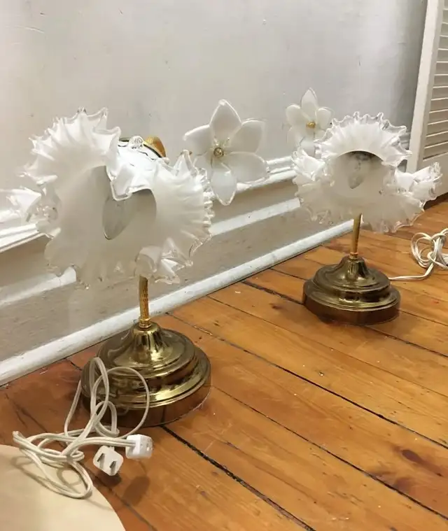 2 Excellent Vintage White Glass Murano Floral Table Lamps $285 in Indoor Lighting & Fans in City of Montréal - Image 7