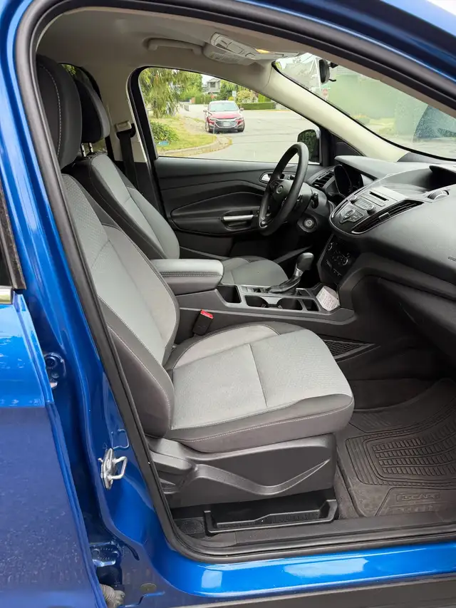 2017 Ford Escape AWD 2.0 in Cars & Trucks in Calgary - Image 6