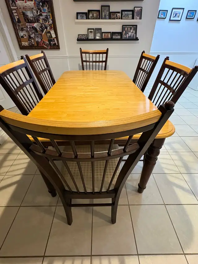kitchen table and chairs in Dining Tables & Sets in Markham / York Region - Image 2