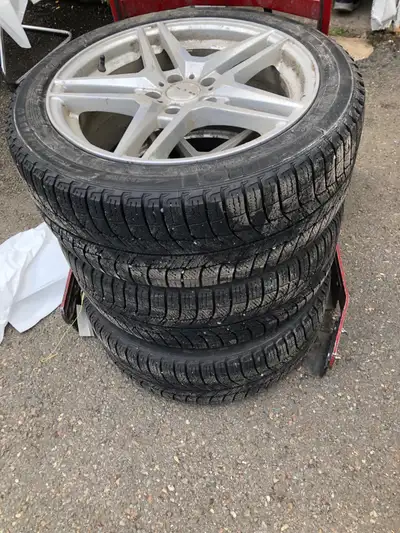 4 pneus d’hiver Michelin, servi qu’un seul hiver. 225/45 R17. En très bonne condition.