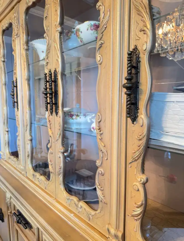 French Provincial Antique Oak Dining Set in Dining Tables & Sets in City of Toronto - Image 10