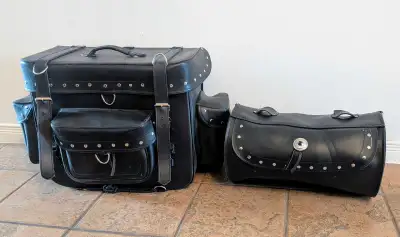 Voici un ensemble de sacoches de moto en cuir noir robustes et élégantes, parfaites pour les longs t...