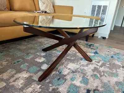 Selling a Beautiful modern cocktail table with a clear tempered glass top and an interlaced espresso...