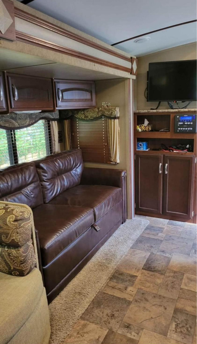 2015 Keystone Outback 310TB toy hauler in Travel Trailers & Campers in Timmins - Image 4