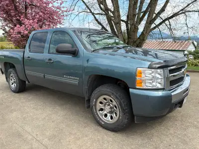 Chevy Silverado 1500 Drivetrain - 4x4 Mileage - 209,000 km Crew cab (spacious interior, seats up to...