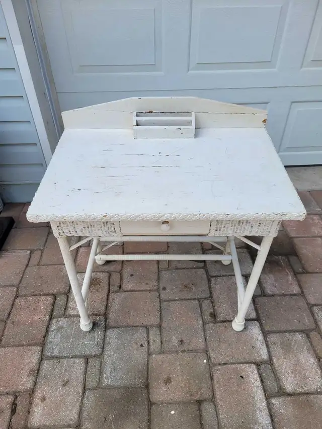 Antique Wicker Desk - Vintage Country Collectible in Other Tables in Mississauga / Peel Region - Image 3
