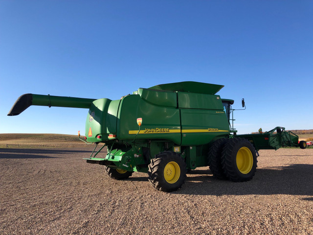 John Deere 9760 combine & 2011 630D  in Farming Equipment in Strathcona County - Image 2