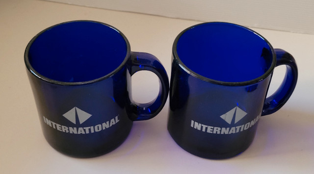 Vintage Cobalt Blue Glass "International" Souvenier Coffee Mugs in Arts & Collectibles in Oshawa / Durham Region - Image 4