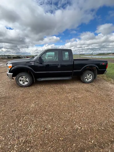 2011 F250. 4x4. 6.2 motor. 292,631kms. Old work truck. Starter free spins once in awhile. Asking $40...