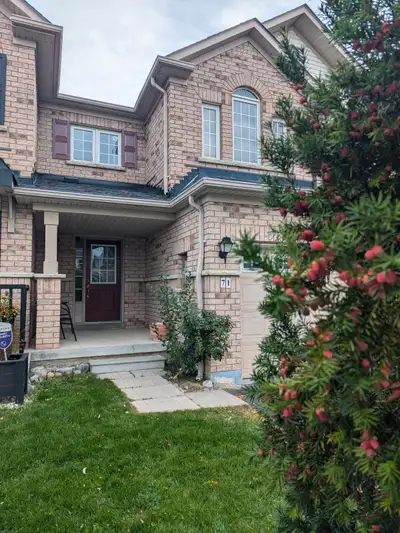 Townhouse, 3 bedrooms,2.5 bathroom available for rent. Quiet area, Rossland and Brock st. Basement i...