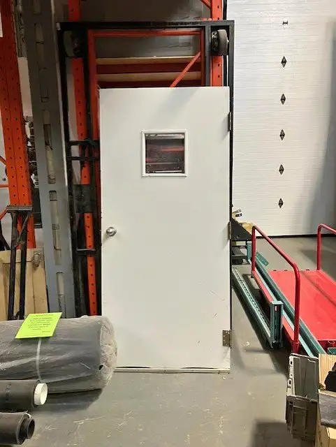 Porte en bois pleine avec fenêtre carrée in Windows, Doors & Trim in Longueuil / South Shore - Image 2