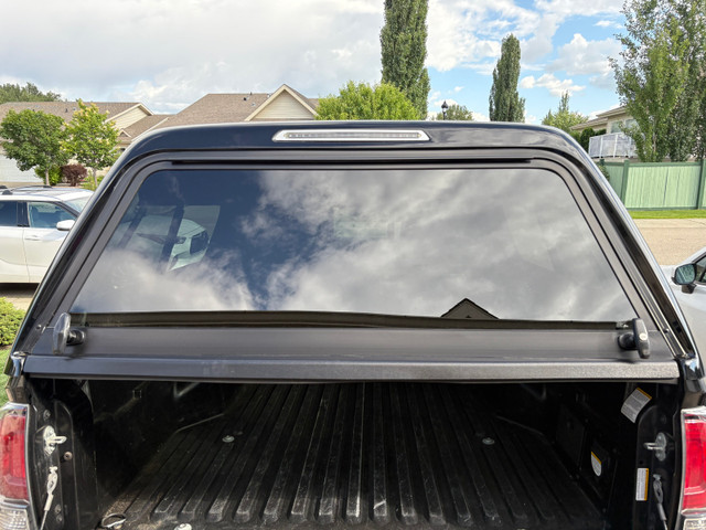 Leer canopy for Tacoma 5’ box  in Other Parts & Accessories in St. Albert - Image 2