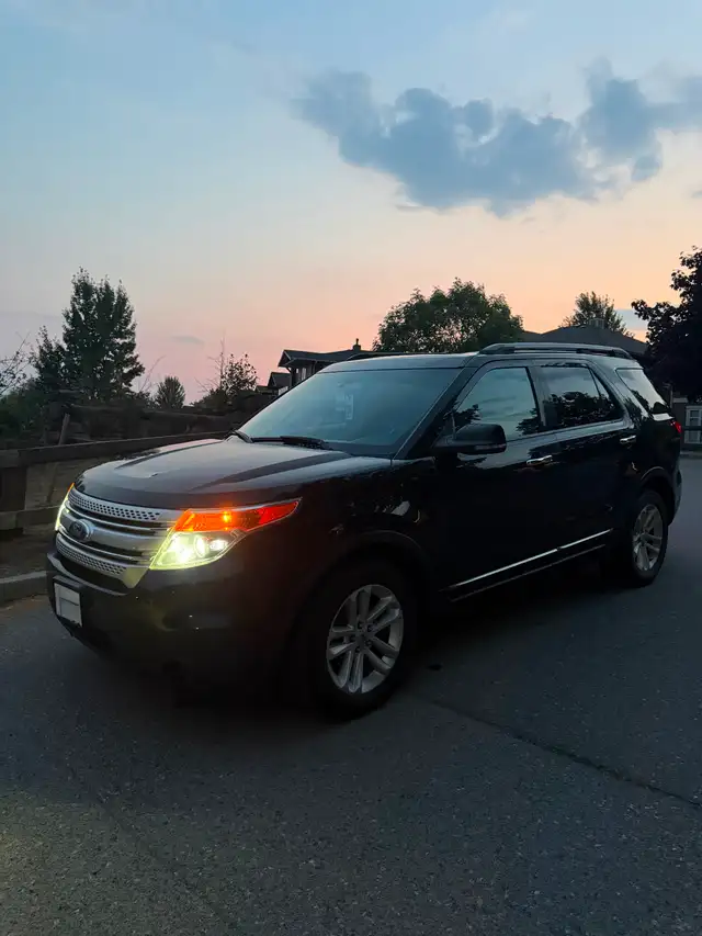 2011 Ford Explorer XLT  SEATS 7, AWD