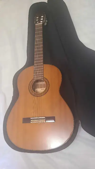 Guitare YAMAHA Modèle G-231 en trés bon etat très peu servie, View more