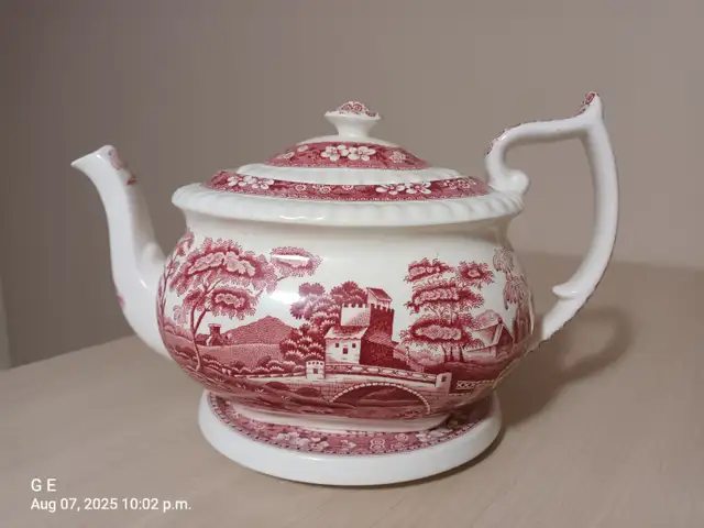 Teapot  antique  English fine china in Arts & Collectibles in London - Image 2