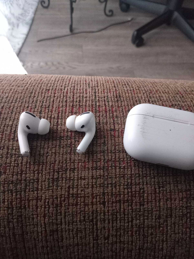 Air pods  in Cell Phone Accessories in St. Catharines - Image 2
