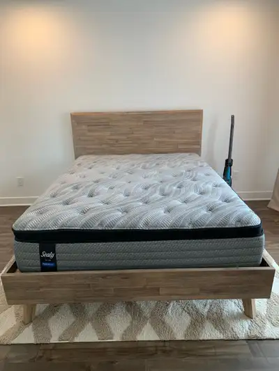 Base de lit Queen de Structube (modèle Kabban) Matelas Queen semi-ferme à ressort indépendant Factur...