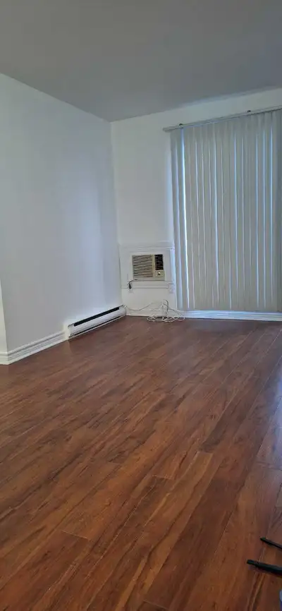 Appartement 3 1/2 à louer. Chomedey, Laval, H7S1Z. >>Disponible à partir 1er mai 2026. >>3e étage. 1...