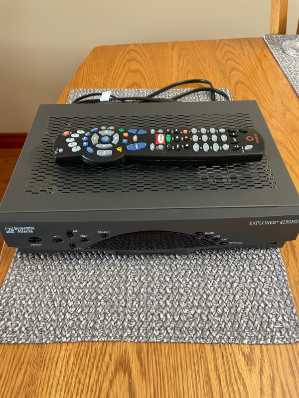 Rogers Explorer 4250HD cable box with Remote in Video & TV Accessories in London - Image 2