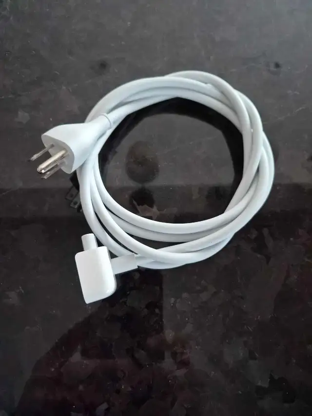 Apple Power Cord in Cables & Connectors in Markham / York Region - Image 2