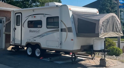 2 tip outs (2 queen beds, a double and a fold out couch which sleeps 8. Heated mattresses. Full leng...