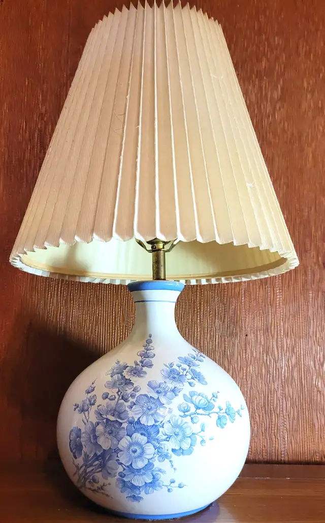 Ceramic Floral Table Lamp with Pleated Shade Blue and White 70s in Indoor Lighting & Fans in Markham / York Region - Image 3