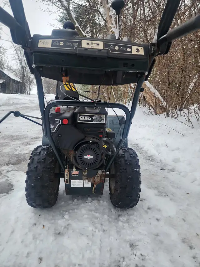 Yardworks 30” 1450 snowblower  in Snowblowers in Markham / York Region - Image 3