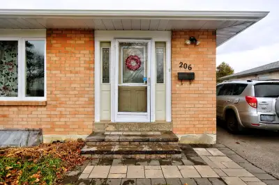 Bright & spacious room and private apartment are available for rent in a quiet neighborhood in Scarb...